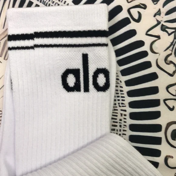 NEW - Hot Alo Yoga Retro Socks 2 Pairs - Picture 3 of 4